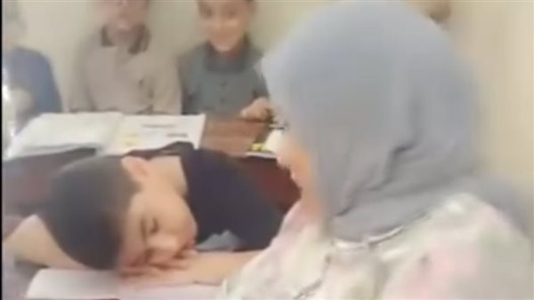 تداول فيديو لمعلمة تنصح الأمهات: نيموا أولادكم بدري