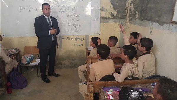 مسؤول بالتعليم يتحول لمدرس.. وهذا ما شرحه للطلاب