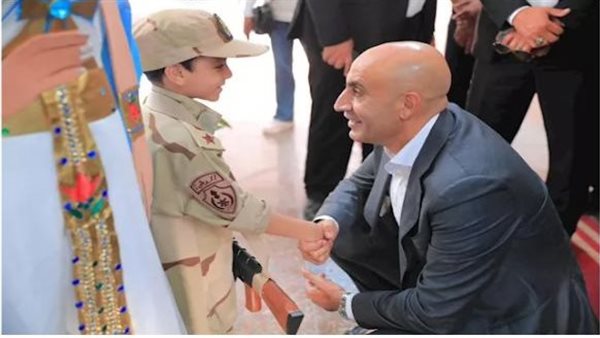 أثناء جولته بالاسكندرية.. وزير التعليم يصافح طفلاً بزي عسكري