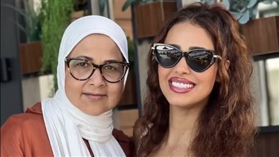 رنا سماحة تحتفل بعيد ميلاد والدتها وتربطه بذكرى نصر أكتوبر: النهارده انتصارين