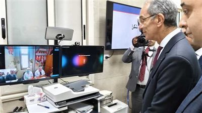 وزير الاتصالات يشهد تفعيل وحدة التشخيص عن بُعد بمستشفى حميات قنا