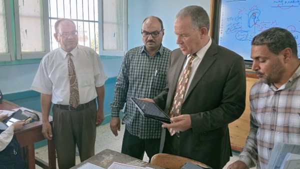 مدير تعليم أسيوط يتابع تسليم التابلت لطلاب الثانوية والتسجيل بمنصة كيريو