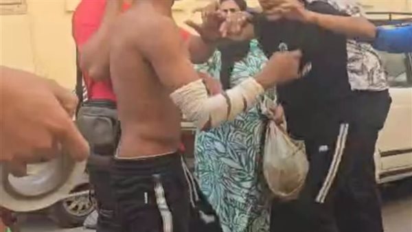 «تشاجر مع الطلاب».. شاب يثير الفوضى بعد خلع ملابسه أمام مدرسة بطنطا