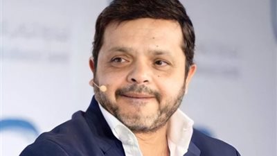 لحصوله على الجنسية السعودية.. محمد هنيدي بطل مسرحية تاجر السعادة في موسم الرياض