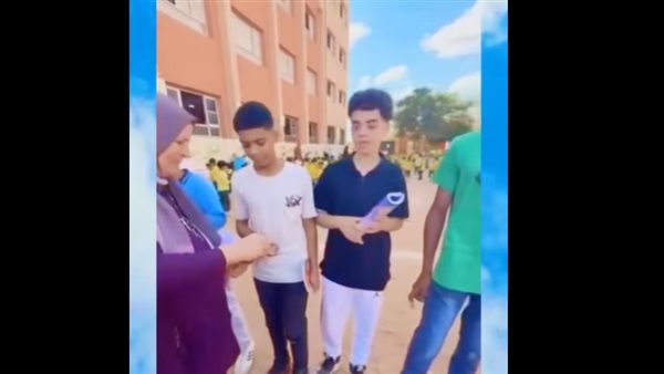 لتشجيعهم على الحضور.. مديرة مدرسة توزع «فلوس» على طلاب الشهادة الإعدادية