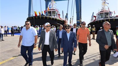 خلال جولته بمصنع مصر لبناء القاطرات.. رئيس هئية قناة السويس يشهد تدشين القاطرتين «عزم 3» و «عزم 4»