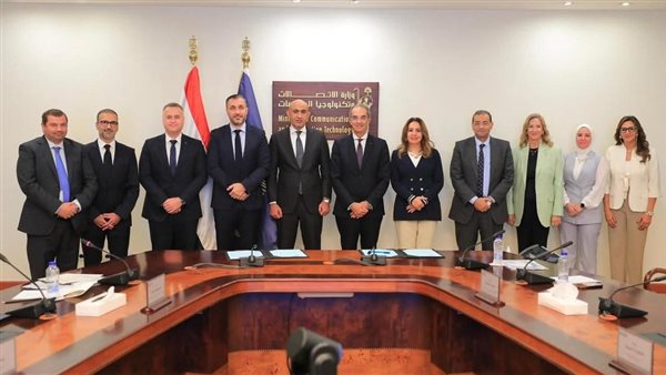 ندرس تطبيق نماذج جديدة للتعلم تجمع بين التعليم الحضورى والإلكترونى