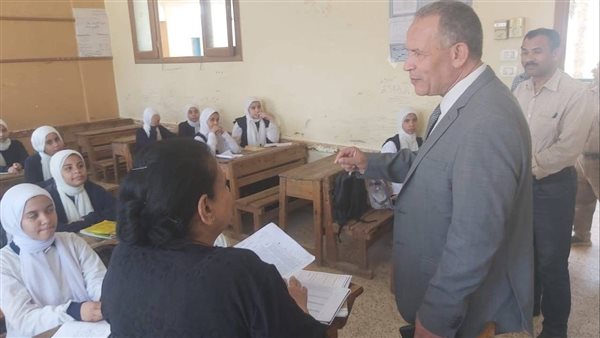 إحالة 3 مسؤولين في أسيوط للتحقيق لعدم الاهتمام بالطلاب الضعاف