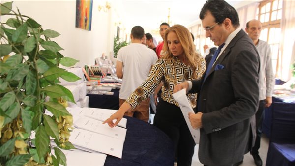 “آداب عين شمس” تفتتح المعرض السنوي للكتاب