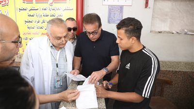 فى زيارة مفاجئة لمستشفى الخازندارة العام.. وزير الصحة يقرر تحويل المديرة وآخرين للتحقيق