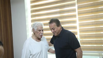 بتكليف من رئيس الجمهورية.. نائب رئيس مجلس الوزراء ووزير الصحة يزور الكابتن حسن شحاتة للاطمئنان على حالته الصحية