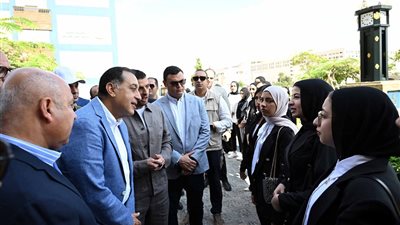 خلال جولته بالقليوبية.. رئيس الوزراء يُحيي الفتاة المصرية في اليوم العالمي للفتاة