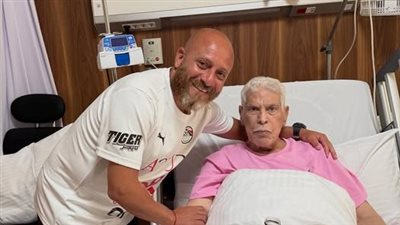 شيتوش مدرب منتخب الشباب في زيارة لدعم المعلم حسن شحاتة بالمستشفى