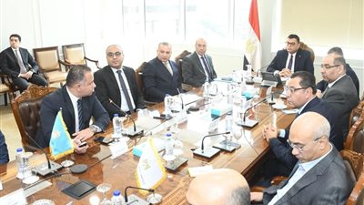 وزير الإسكان يعقد اجتماعاً لبحث ملف تشغيل مشروع حدائق تلال الفسطاط