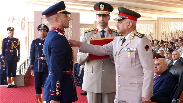 وزير الدفاع يشهد حفل تخرج دفعات جديدة من الكليات العسكرية