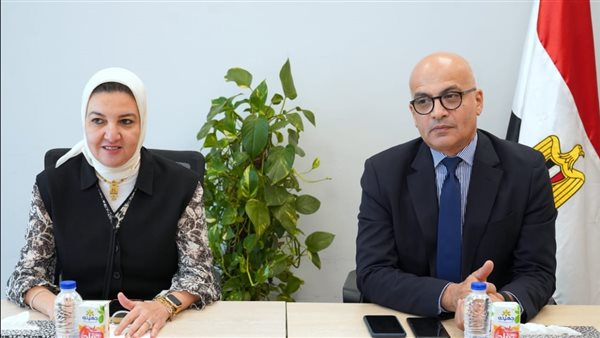 جامعة عين شمس تسلّم عقود دعم المشروعات البحثية التطبيقية لثمانية من الأساتذة