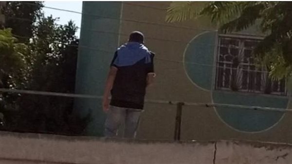 تلصص طالب على «حمام فتيات» داخل مدرسة تجارية.. والأمن يتدخل