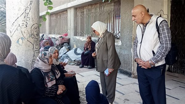 وكيل التعليم بالقاهرة تكرم معلمة ابتدائي وتجري حوارًا وديًا مع أولياء الأمور