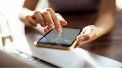 لماذا يجب أن تتوقف فورًا عن تصفح هاتفك قبل النوم؟ العلم يجيب