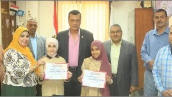 مدير تعليم سوهاج يكرم الطالبتين الحاصلتين على المركز الأول في مسابقة المسرح