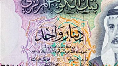 الدينار الكويتي يتخطى حاجزاً جديداً.. والمحللون يتحدثون عن «صفقة خفية»