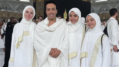 سامح حسين يؤدي مناسك العمرة برفقة أسرته: اللهم تقبل