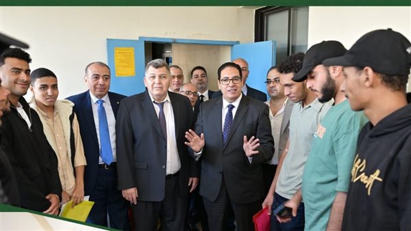 “عبدالصادق” يتفقد إجراءات الكشف الطبي على طلاب جامعة القاهرة الأهلية