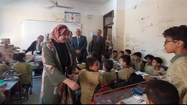 رئيس الإدارة المركزية للتعليم العام تتفقد مدارس إدارة السلام وتشيد بانضباطها