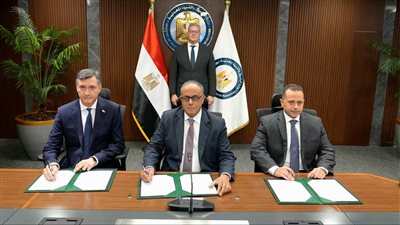 وزير البترول يشهد توقيع تمديد عقد تنمية حقل بلطيم شرق بين هيئة البترول وشركتي “إيني” و”بي بي”