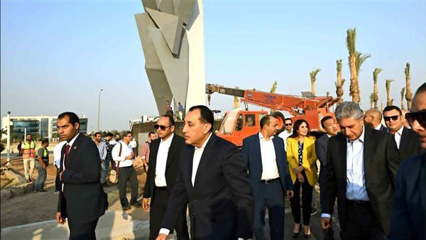 رئيس الوزراء يطمئن ميدانيا على الانتهاء من أعمال تطوير المنطقة المحيطة بالمتحف المصري الكبير