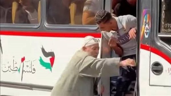 «الداخلية» تكشف تفاصيل جديدة عن واقعة منع مسن ركوب أتوبيس وسقوطه