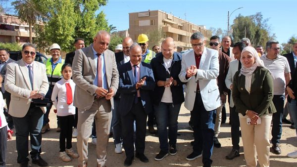 محافظ الجيزة يوجه بالالتزام بالزي المدرسي وتفعيل الأنشطة التربوية