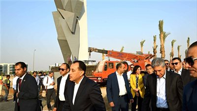 رئيس الوزراء يطمئن ميدانيا على الانتهاء من أعمال تطوير المنطقة المحيطة بالمتحف المصري الكبير والطرق المؤدية إليه