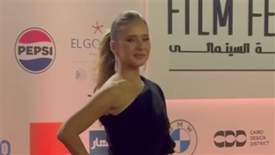 بدلة رجالي وجرافتة وجرأة نيللي كريم.. إطلالات فنانات تثير الجدل في ثاني أيام مهرجان الجونة