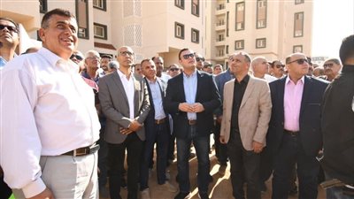 وزير الإسكان يتفقد الطرق والمحاور ووحدات الإسكان الأخضر بـ ” سكن لكل المصريين” بمدينة حدائق العاشر من رمضان