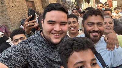 رغم إصابته.. تامر حسني يحقق حلم طفلة مصابة بالسرطان برؤيته ويزورها في منزلها