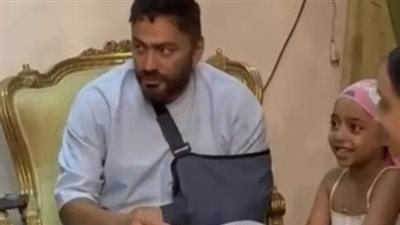 بعد أسابيع من تعافي قدمه.. تفاصيل إصابة تامر حسني في ذراعه ودخوله المستشفى