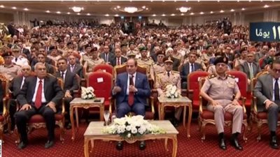 رئيس مجلس الشيوخ الجديد إلى جانب الرئيس السيسي في الندوة التثقيفية للقوات المسلحة