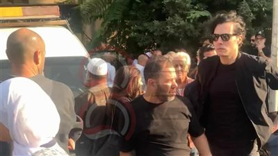 ضهره اتكسر.. لقطة مؤثرة لـ أمير عيد في جنازة والدته| صور