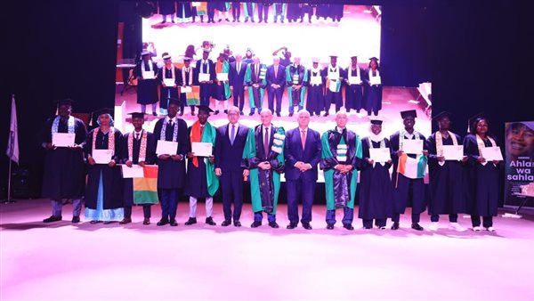 وزير التعليم العالي يشهد حفل تخرج الدفعة 19 من جامعة سنجور بالإسكندرية