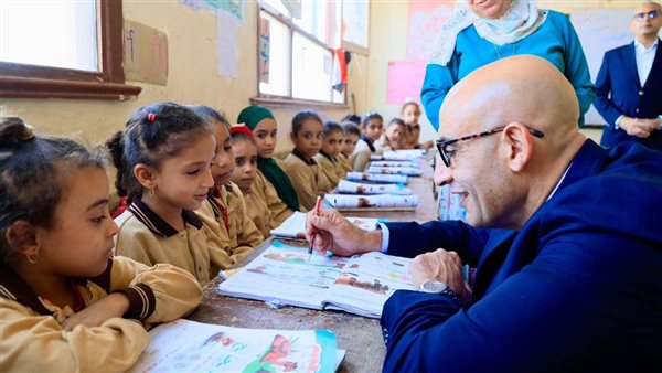 “عبداللطيف” يشيد بتوفير المعلمات بيئة تفاعلية تساعد الأطفال على حب المدرسة