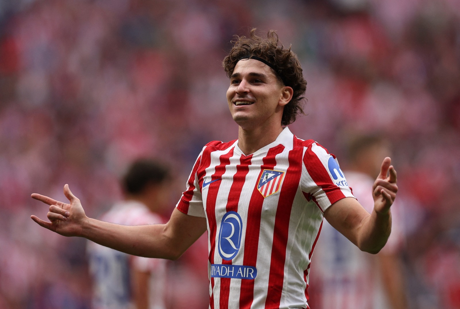 جوليان ألفاريز يحتفل بهدفه في مباراة أتلتيكو مدريد وريال مدريد بالدوري الإسباني - 27 سبتمبر 2025