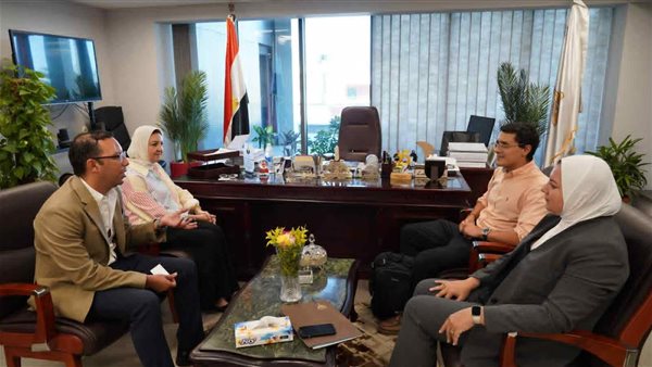 جامعة عين شمس تستقبل المدير الإقليمي لفرع الجامعة السويسرية في أسبانيا لبحث التعاون