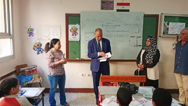 لمتابعة التقييمات ونسب الحضور.. رئيس الإدارة المركزية لشئون الامتحانات يتفقد إدارة الشرابية