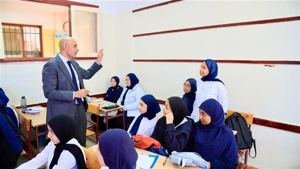 عاجل| «فيه فرق بين البكالوريا والثانوية؟».. وزير التعليم يحاور طالبات سوهاج