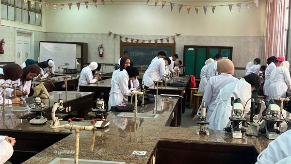 تدريب علمي وتطبيقي لطلاب جامعة القاهرة الأهلية داخل معامل الجامعة الأم