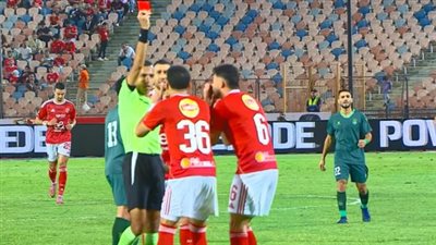 الدوري المصري الممتاز: أحمد نبيل كوكا مدافع الأهلي يجصل على البطاقة الحمراء في الدقيقة 78