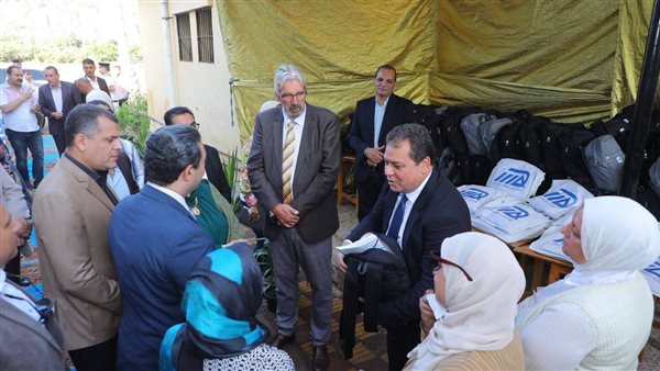 محافظ دمياط يشهد توزيع زى ومستلزمات مدرسية على طلاب الفصل الواحد