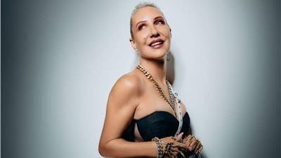 المطربة العالمية آمون ستار تشارك في حفل الجرامي عند سفح الأهرامات