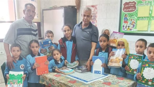 تسليم كتب دراسية جديدة لـ17 طالب من مصابى حادث التروسيكل بأسيوط